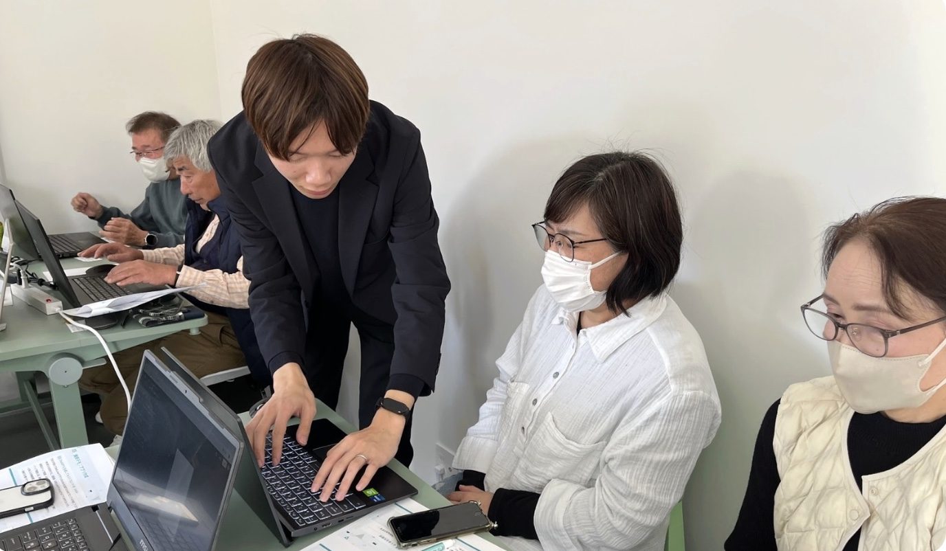 熊本県甲佐町でのAI活用講座で、地域住民の方をサポートするSystemSのメンバー